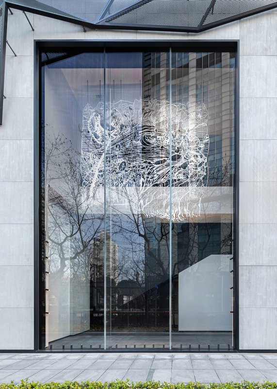 Alex Fischer &amp; Qavavau Manumie, ᐃᒻᒪᕕᒻᒥ Upon the Sea 海上, 2021, ≅15'×15' water cut aluminium, white paint. on display at iAPM, Shanghai, China